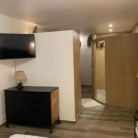 By Elodie Face A La Йер