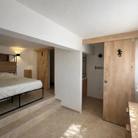 By Elodie Face à La *