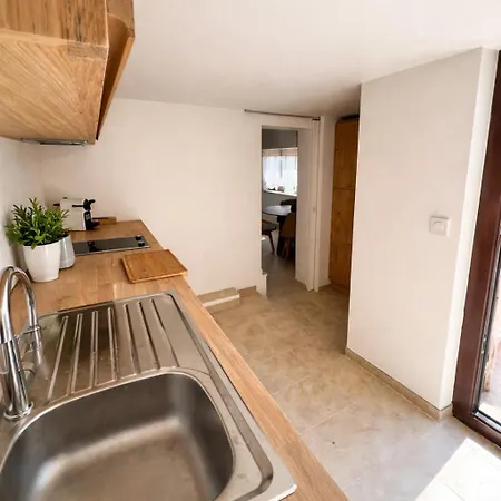 By Elodie Face à La *