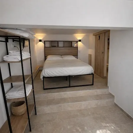 By Elodie Face A La Вілла