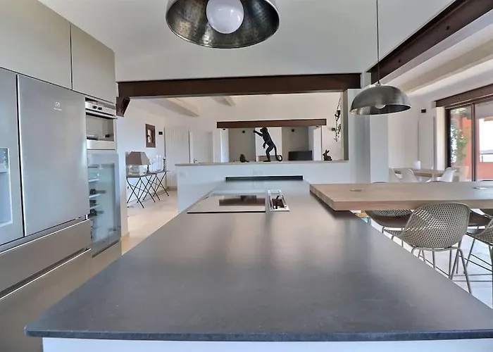 Вілла By Elodie Face A La *