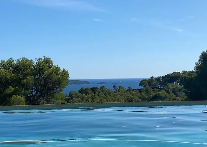 By Elodie Face à La