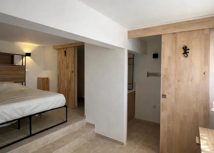 By Elodie Face à La *