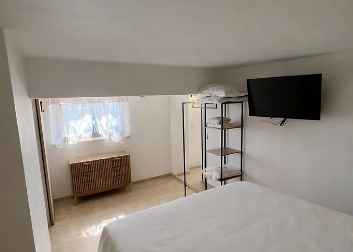 By Elodie Face à La