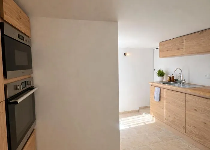 Вілла By Elodie Face A La