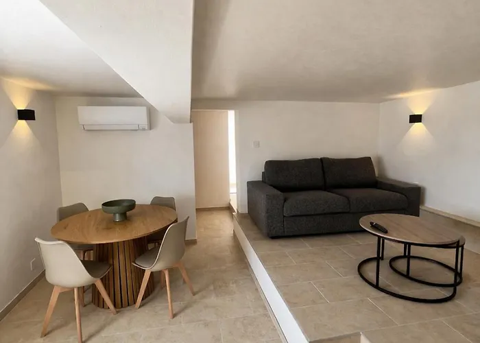 By Elodie Face à La Villa *