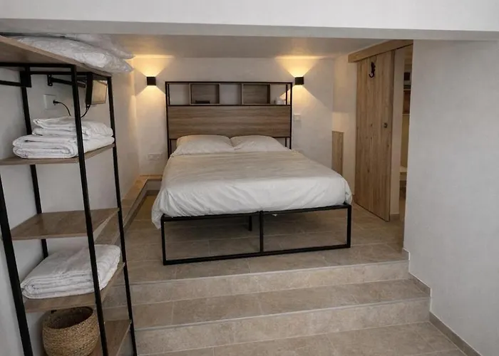 By Elodie Face A La Вілла