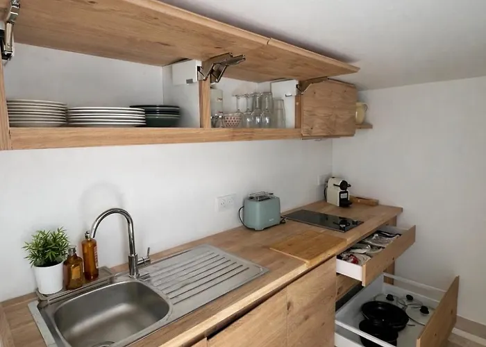 By Elodie Face à La