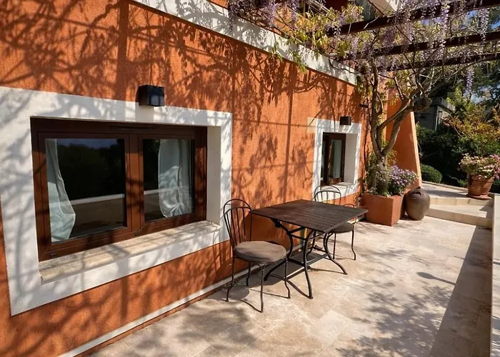 By Elodie Face A La *